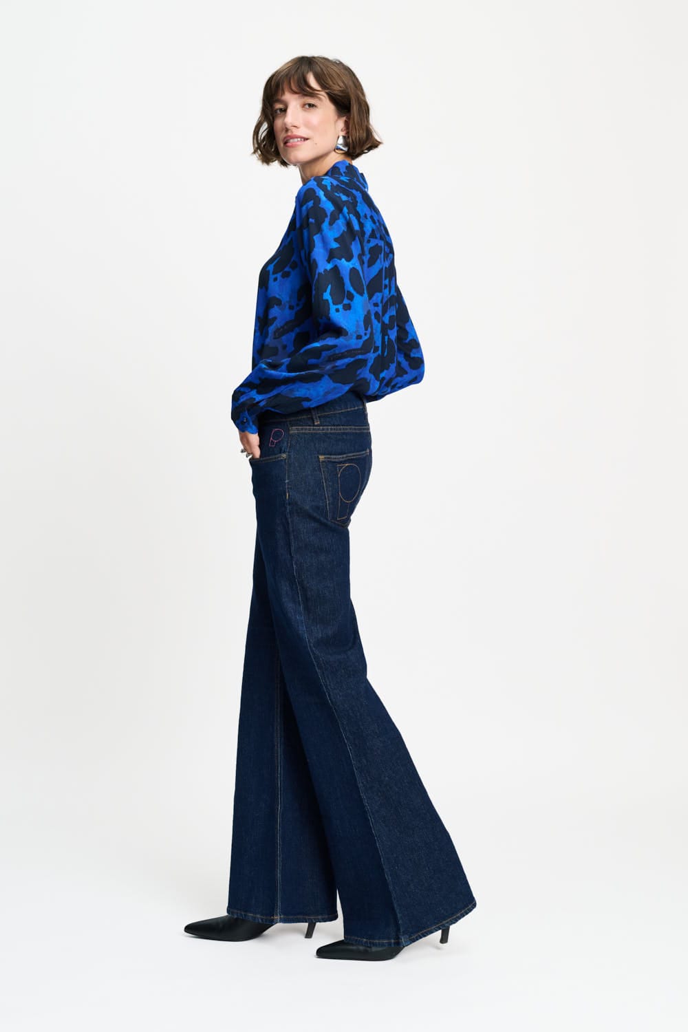 Model in der Bluse Mila Animal Eternal Blue zur dunklen Flare-Jeans von POM Amsterdam