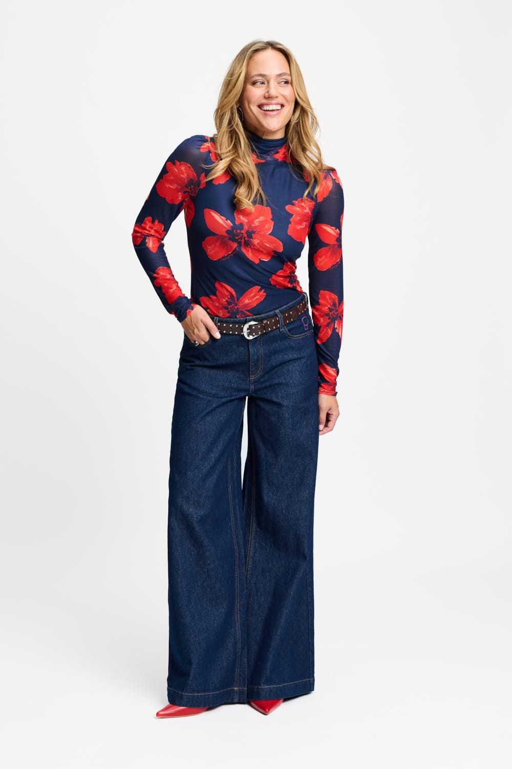 Model im Turtleneck Romi Mesh Bloom Rouge von POM Amsterdam